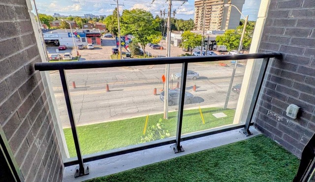 Beautiful condo w/2 Full Bathroom located perfectly in the middle of Scarborough