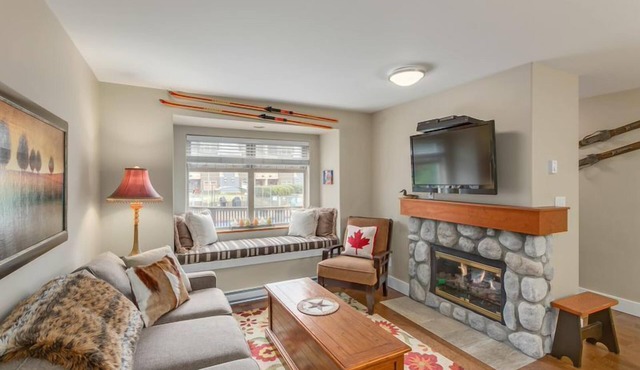 Beautiful Creekside Lake Placid Lodge Coach House with hot tub and heated pool