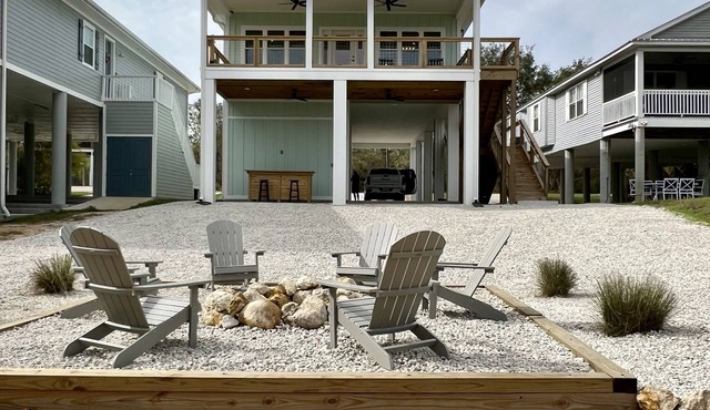 Beautiful home on the river, mins to the Gulf; fire-pit, bar, view