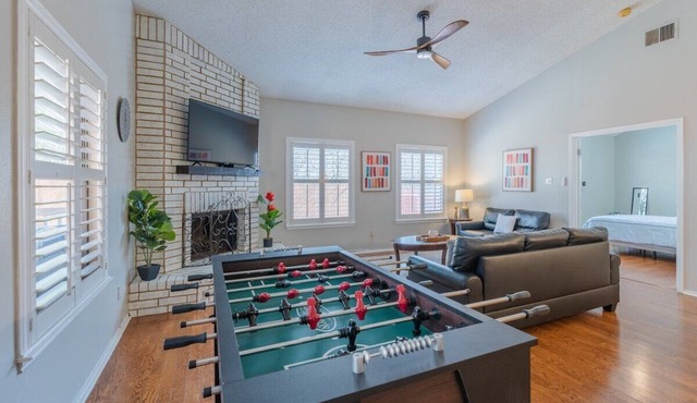 Beautiful House with Pool, Games & Relaxing Covered Patio