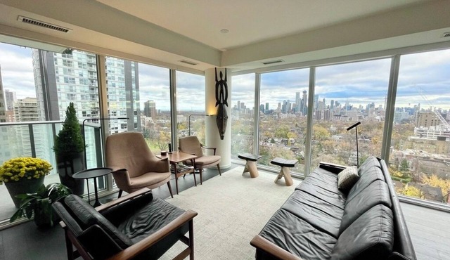 Beautiful Light-filled Apartment with Spectacular Views of Toronto