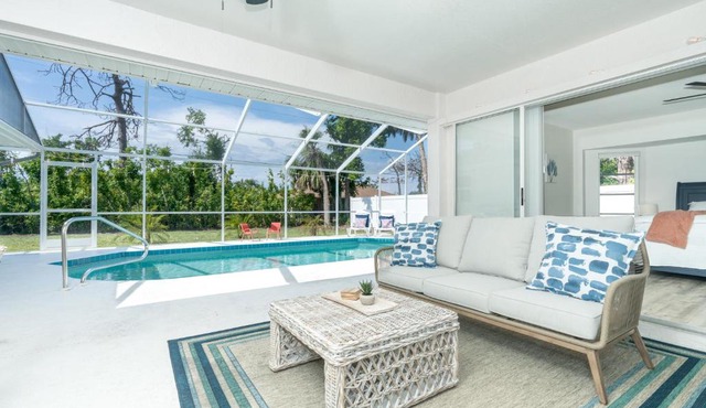 Beautiful Spacious Home! Close to Beaches - HEATED Private Pool