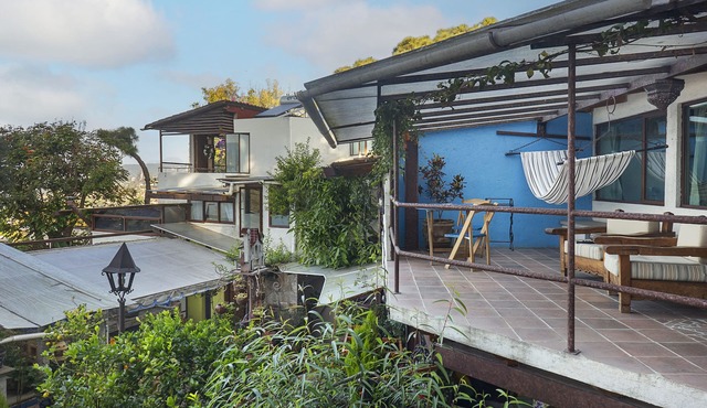 Beautiful Suite w/great view: garden & lake, quite, comfortable, close to town
