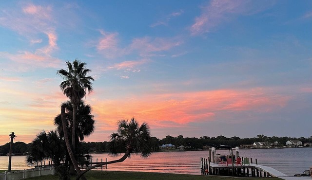 Beautiful Waterfront, Private Boat Dock, 10 min to beach, large family home.