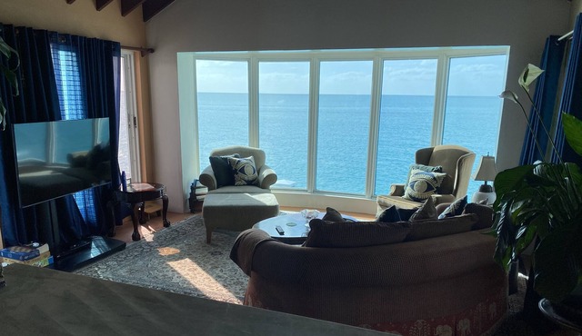 Beautiful Water Front Property - Snorkel, Fish, or RELAX in the BEST LOCATION! in Devonshire