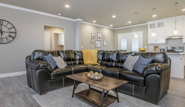 Beautifully Decorated New Home, King Bed, Washer/Dryer & Fully Stocked Kitchen