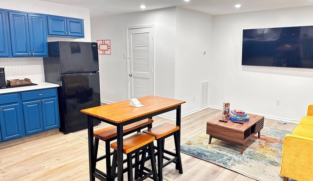 Behind the Blue Door- 2BR Near EWR 20 Min to NYC, Free Parking, Self Check-in
