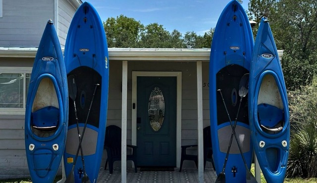 Belaire Lake Retreat, Cozy 2BR with Firepit & Kayaks