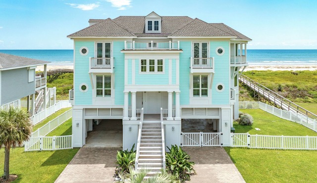 Big Beachfront Luxury Home w/5 Suites +Loft, Chef's Kitchen, Private Walkover