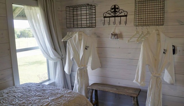 Black Dog Cabins - Max Cabin - Round Top, TX