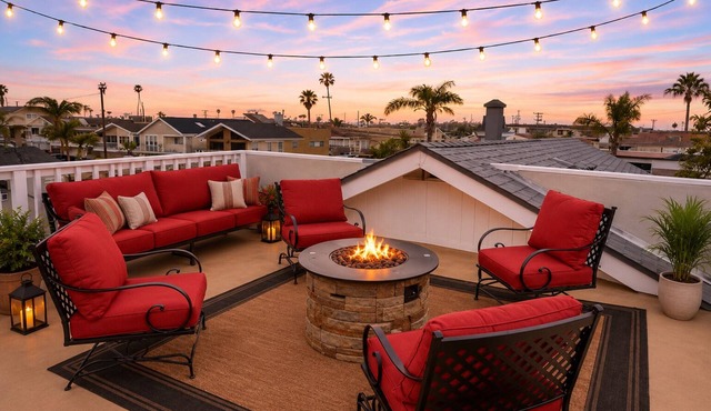 Blue Crush Rooftop Deck SUPs Kayaks Bikes 5 min walk to Sand Sleeps 8