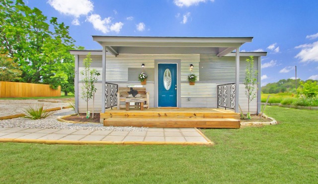 Blue Jay Getaway - Walking Distance to Downtown Blanco!