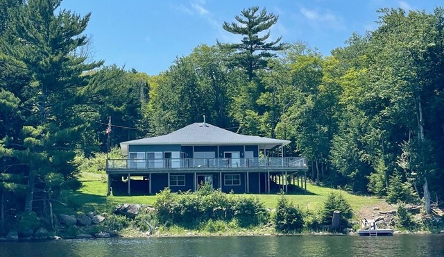 Blue Lodge with cozy winter garden and direct lake access