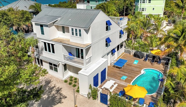 BLUE MANGO: Tropical Seclusion Steps from the Beach
