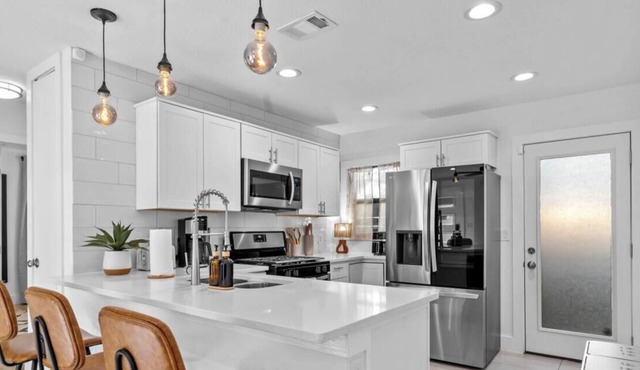 Boutique Bungalow + Bonus Studio | Private Group Getaway Near SoCo & Zilker