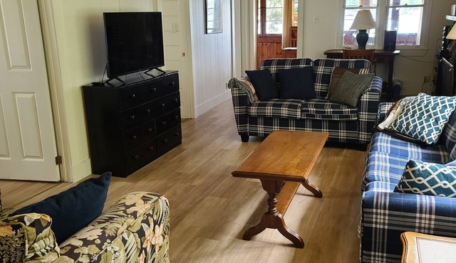 Breezy Bay Waterfront Cottage