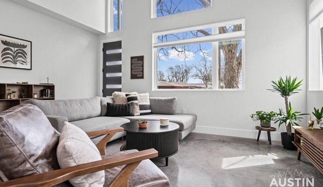 Brentwood Escape w Lux King Suites - Walk to Honky Tonk Nights & Crafted Coffee!