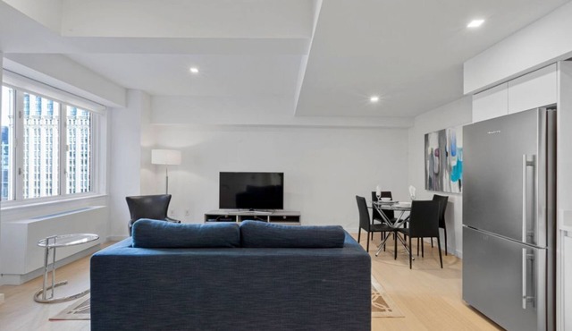 Bright 1BR at Rector Place with Pool