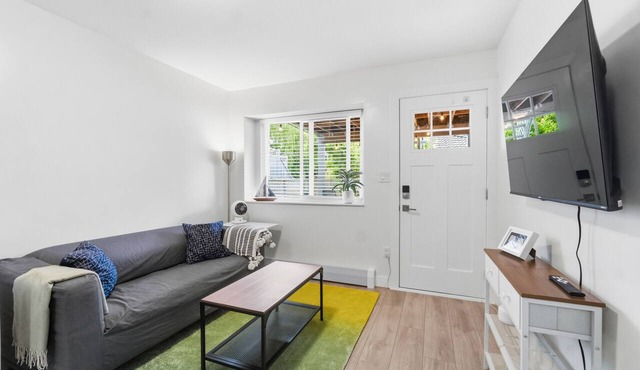 Bright 2-Bed Garden Suite, Walk to Main Street