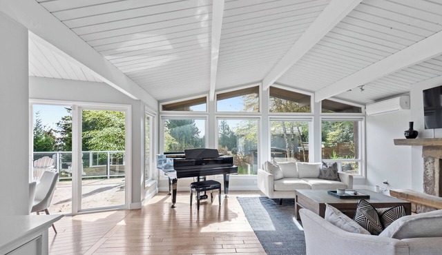 Bright 2bd suite with ocean views! Perfect getaway for family or friends!