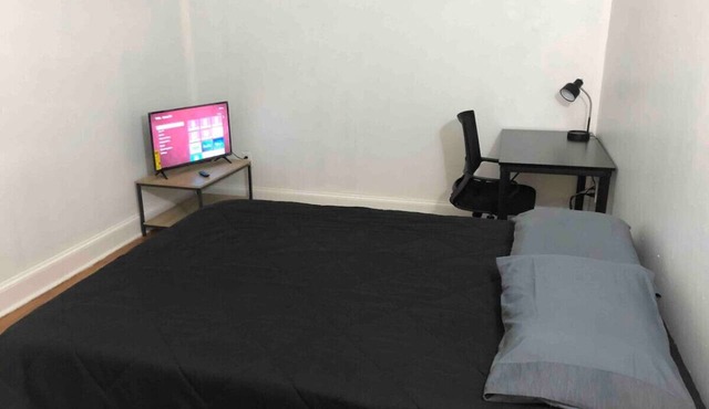 Bright 900 sf 2-bedroom, private street entrance, queen beds and Roku TVs