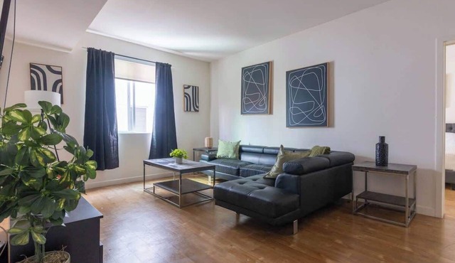 Bright and Charming Apartment. Next to Americana