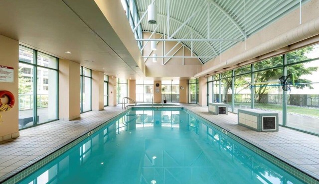 Bright Beachfront 2-Bed, City Views, Yaletown