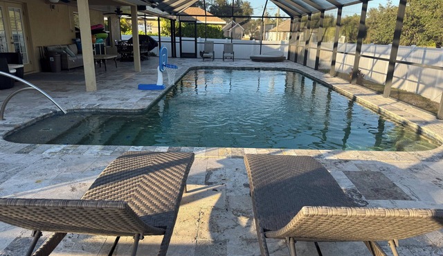 ☀️ Bright & Cheerful 4 Bedroom Home with a Pool sleeps 10💦