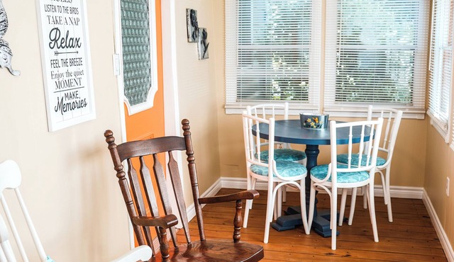 Bright, clean, central to downtown Dover. Short walk to shops, pier and beach.