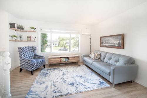 Bright & Convenient b/w 2 Parks in Steinbach