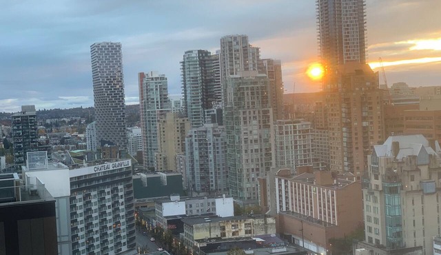 Bright Designer Loft in Downtown Vancouver – Fully Furnished – Walk to SkyTrain