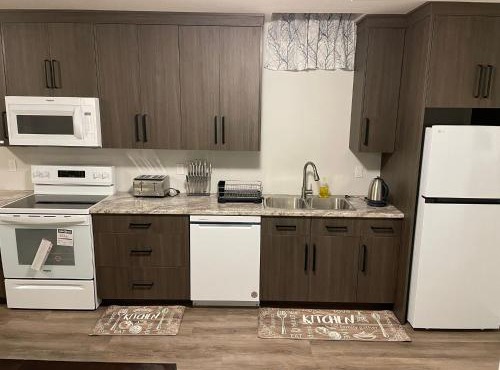 Bright Private 2BR Suite Near Niagara Falls Family-Friendly