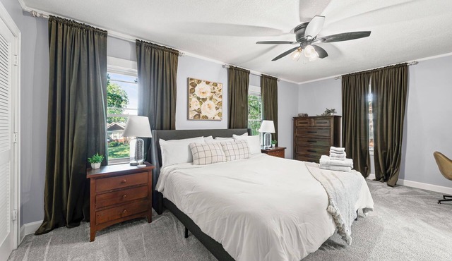 Brookside Nest Chic Getaway by UMKC & Plaza w/Deck