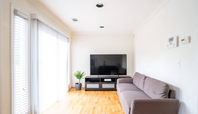 Buckhead private 2-story townhouse with dedicated parking. Fantastic location!