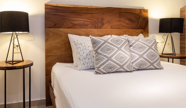 Budget Studio just minutes from the beach. Perfect for couples!