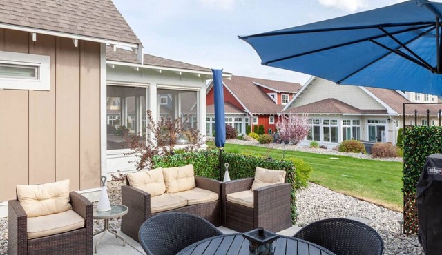 Burgundy Cottage #22 - Short walk to the pools