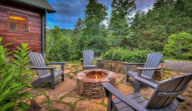 Cabin with 3 bedrooms, game room, sunrise & mountain views!
