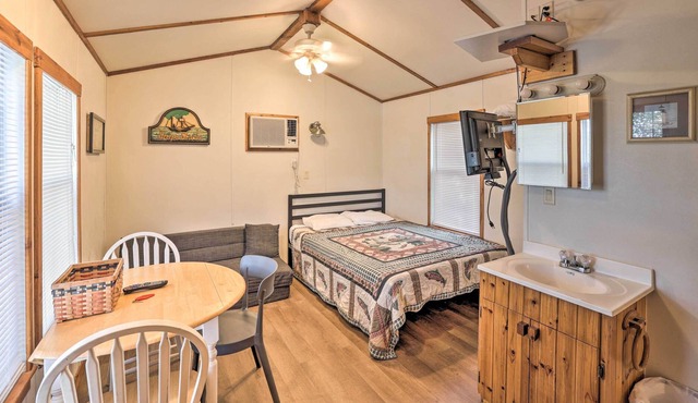 'Captain's Quarters' Cabin: Private Fire Pit!