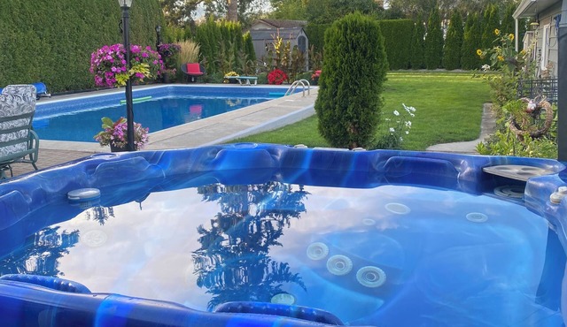 Carriage house with pool, hot tub.Close to golfing, Greenway , wineries , lake.