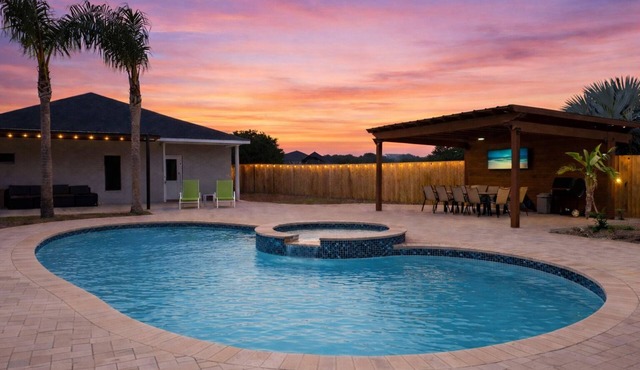 Casa Aaron, Large Pool, Game Room, Spacious Backyard with Palm Trees, 3 Bedrooms
