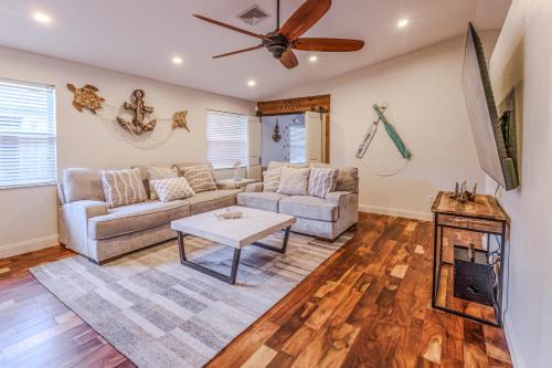 Casa Azul - Your Tiki Bar Escape, Game Room & Seashell Backyard