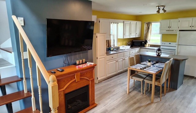 Centrally located, private entrace, 2min to Victoria by the Sea in Crapaud