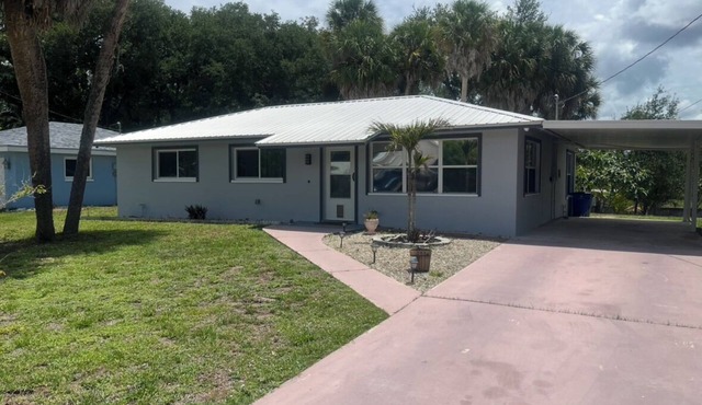 Charming 2-bedroom house with AC in North Fort Myers
