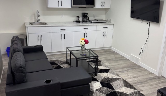 Charming 2-bedroom apartment in wonderful Devonshire area of Winnipeg with WiFi