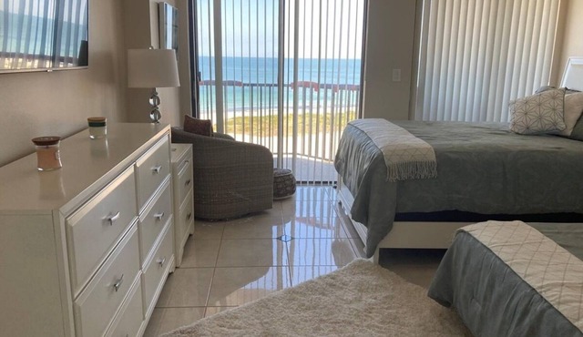 Charming 2-bedroom condo with Ocean View, AC, WiFi in gorgeous Clearwater