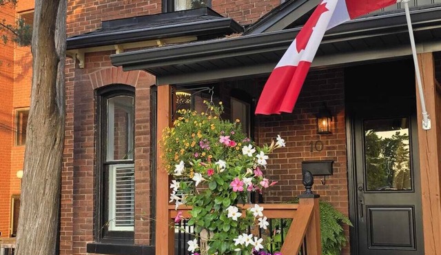 Charming 2-bedroom historic home with WiFi and AC in Grimsby