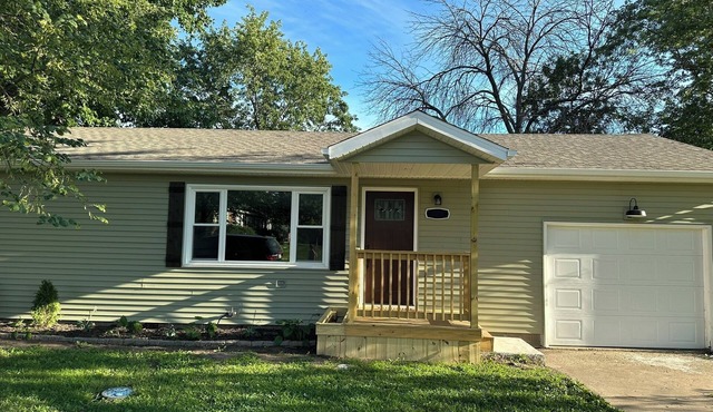 Charming 2BR Cottage - Short walk to Missouri Star & Downtown Hamilton