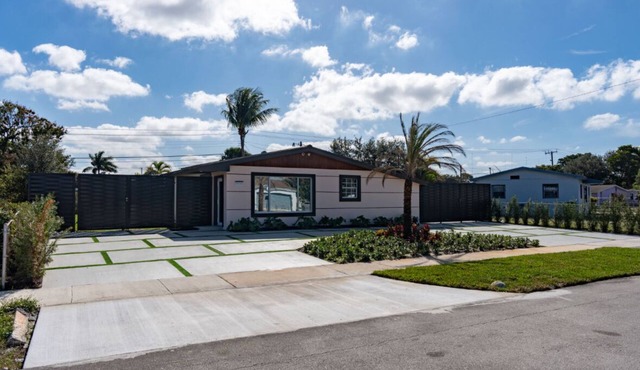 Charming 3-bedroom 3 Bath house in Miami Gardens with AC, WiFi