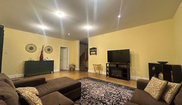 Charming 3-bedroom 2.5 bath with game room and free wifi! TVs with prime/netflix