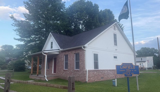 Charming 3-bedroom house in marvelous Linfield with AC, Close to nature parks.